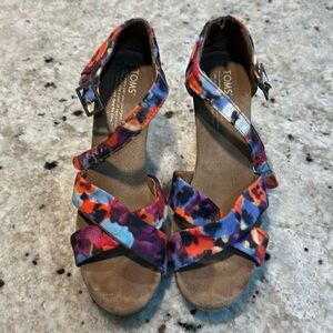 TOMS Watercolor floral Strappy Wedges. Size 8. EUC.